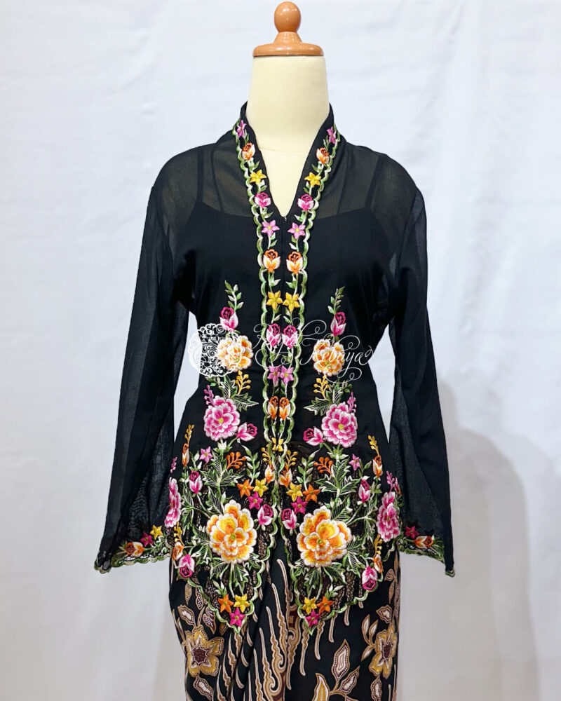 Catrin Kebaya in Black
