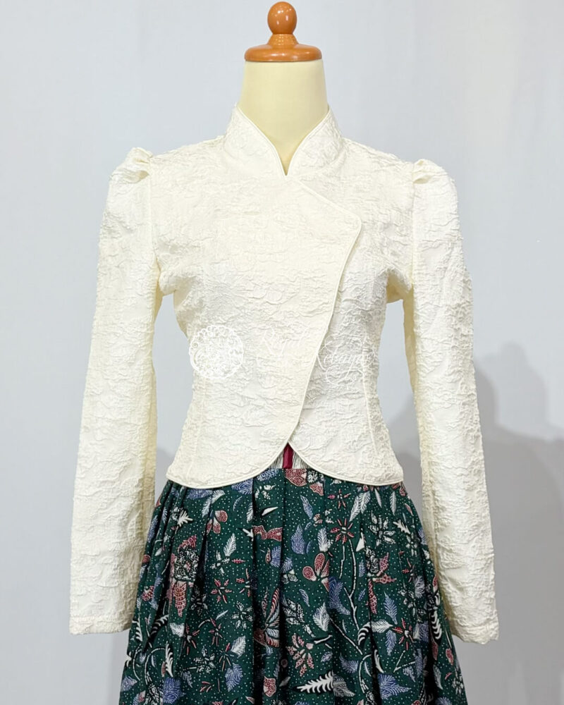 Areesha Crop Janggan Kebaya in Floral White