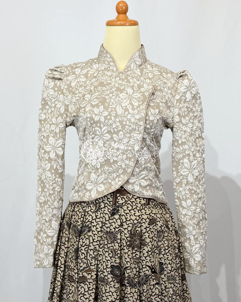 Izdihar Crop Janggan Kebaya in Tan