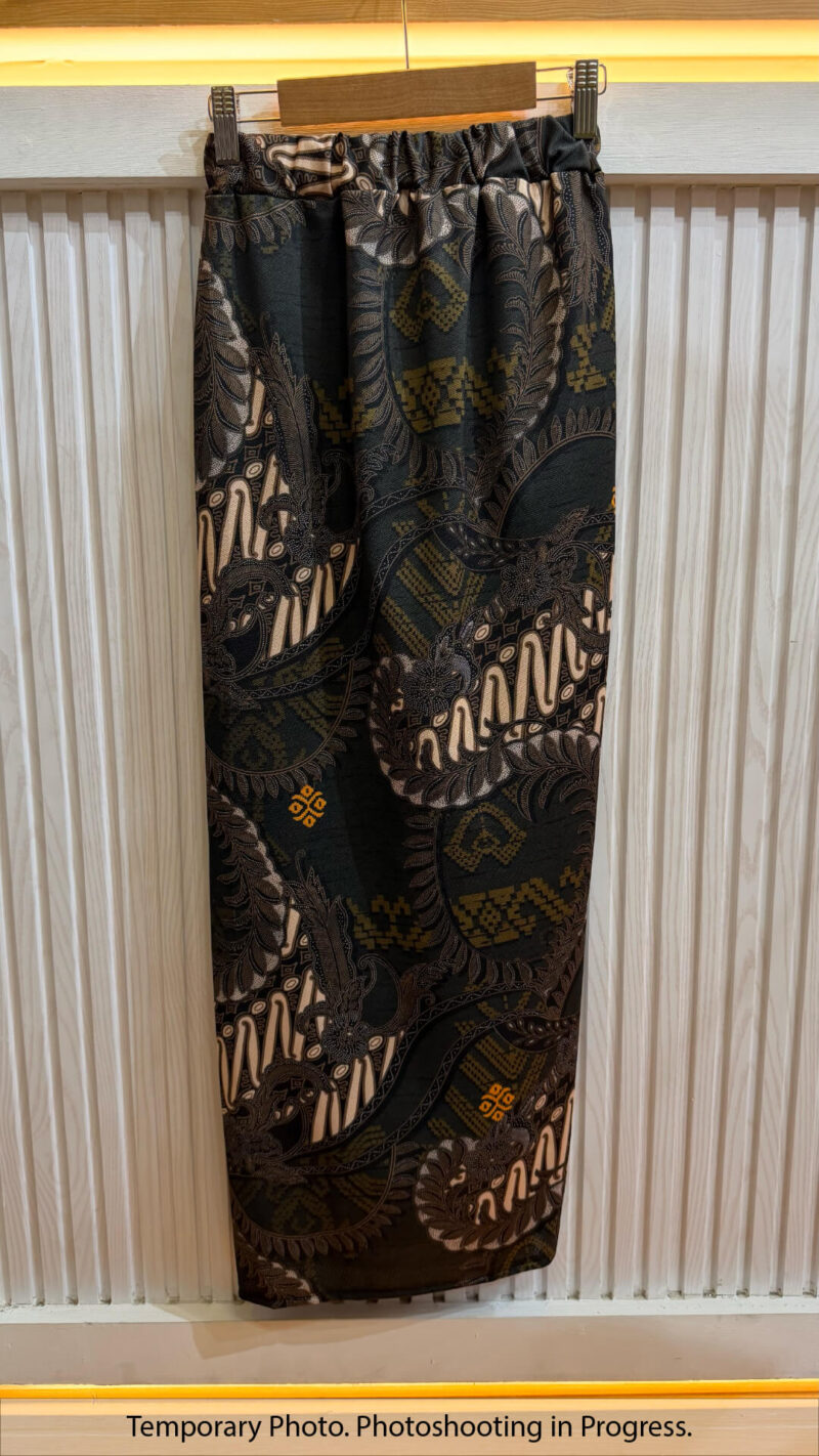 ‎Samima Easywear Stretch Tube Skirt in Antique White and Olive Bark