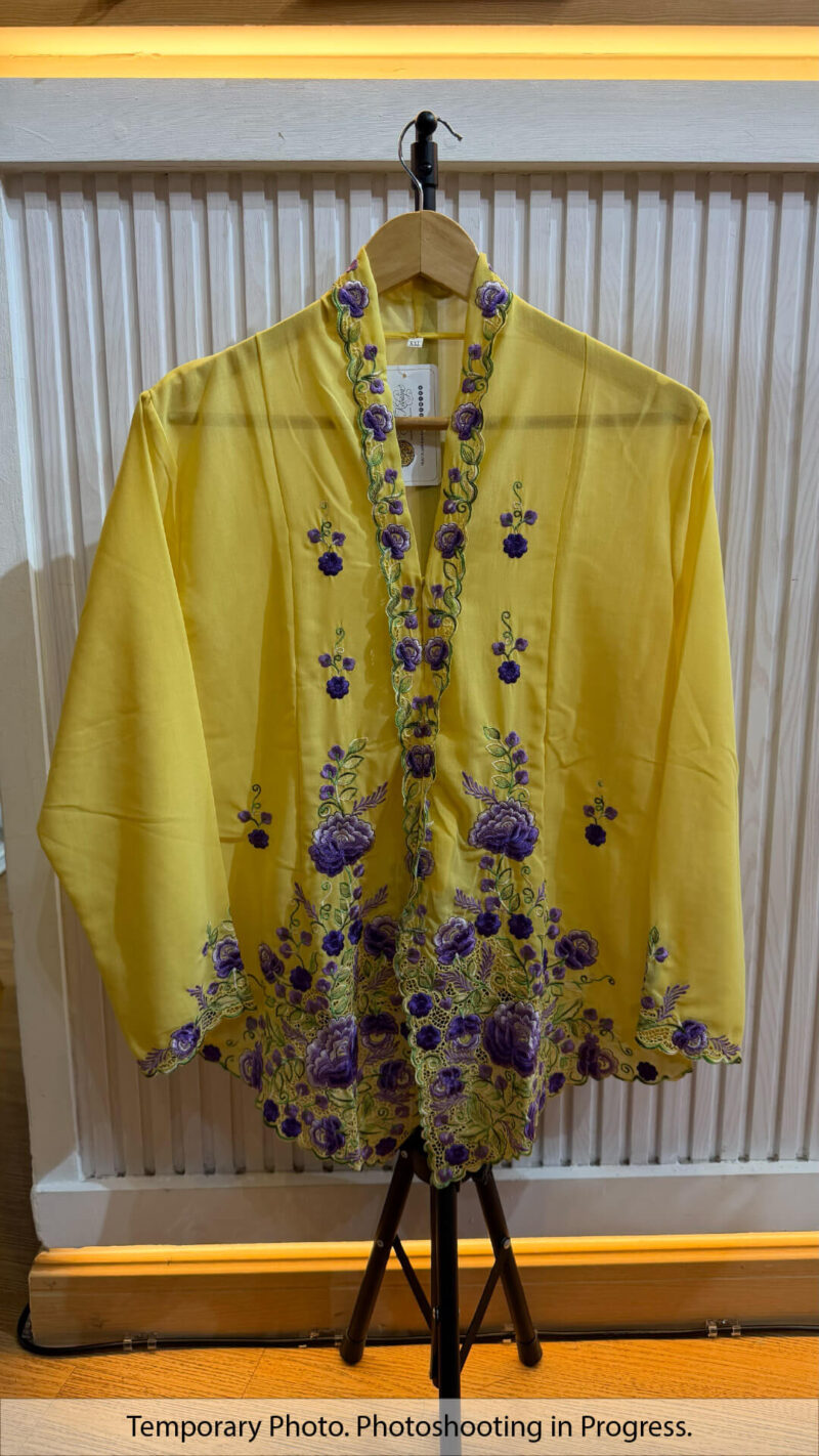 Indartusa Nyonya Kebaya in Jasmine and Indigo