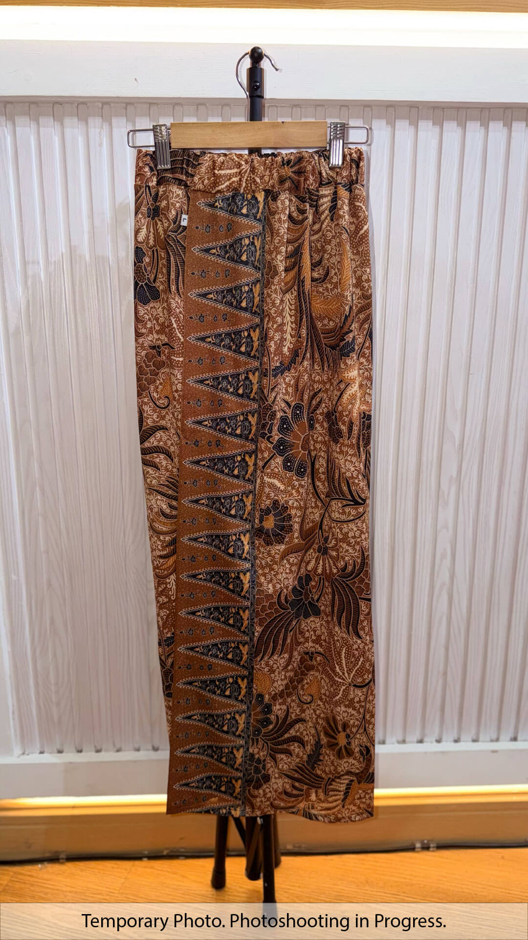 Embun Easywear Stretch Tube Skirt in Brown Bark and Carbon Black